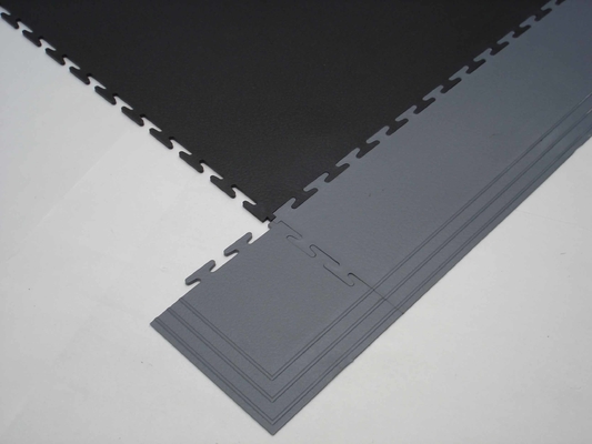Черная поверхность плитки пола 500*500mm PVC блокируя ровная для пользы в гаражах мастерской и фабриках